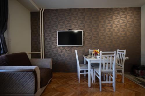 Apartmani Dambo Kraljevo stan na dan smestaj u strogom centru pesacka zona apartman sa terasom klimom internetom parkingom