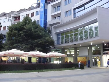 Eksterijer hotela Turist na glavnom trgu u Kraljevu sa uređenom pešačkom zonom ispred ulaza.
