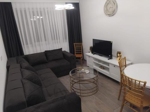 Apartman Veka Kraljevo stan na dan smestaj u Dositejevoj zgrada sa terasom klimom kuhinjom internetom i besplatnim parkingom