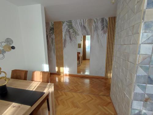 Apartman High T Kraljevo stan na dan smestaj u Dragoslava Bogavca strogi centar sa zastakljenim balkonom aparatom za kafu parkingom