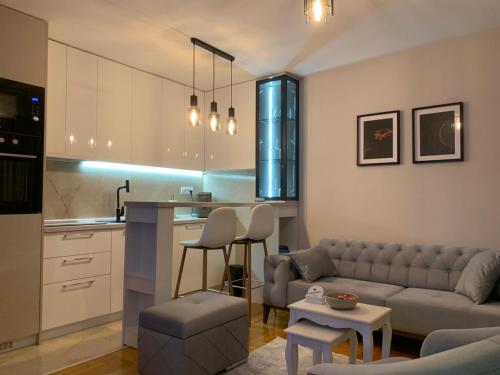 Urban Apartman Kraljevo stan na dan smeštaj u Hajduk Veljkovoj ulici u centru sa privatnim parkingom