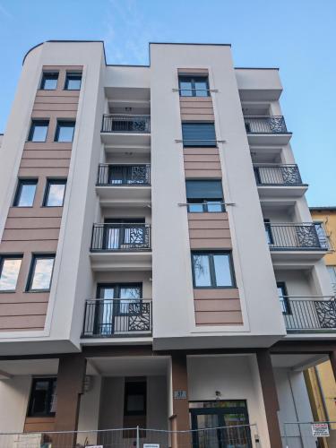 Apartman Ivana Kraljevo stan na dan smestaj u zoni 3 zgrada sa terasom klimom kuhinjom internetom i besplatnim parkingom