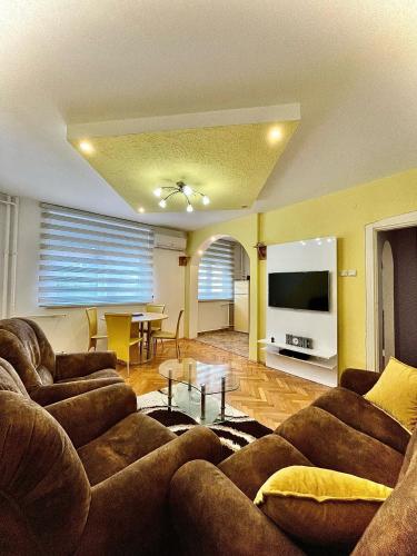 Lux Apartman Cvetkovic Kraljevo stan na dan smestaj sa dve spavace sobe velikom terasom ugradnom rernom ves masinom parkingom