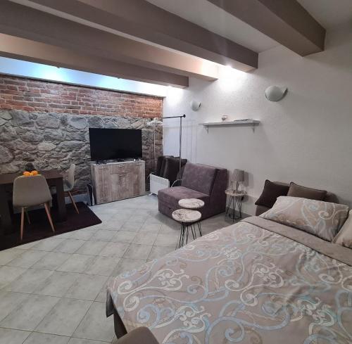 Apartman Sofija Kraljevo stan na dan smestaj u strogom centru pesacka zona sa terasom klimom internetom parkingom